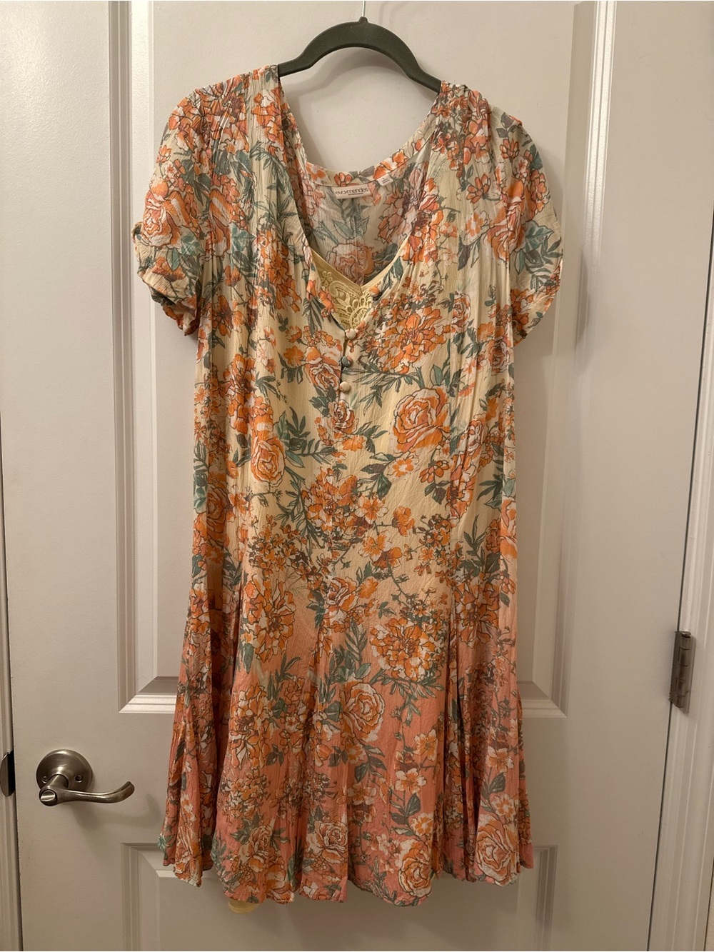 Eva Mendes Floral V-Neck Short Sleeve Dress - Peach & Cream. Gently used